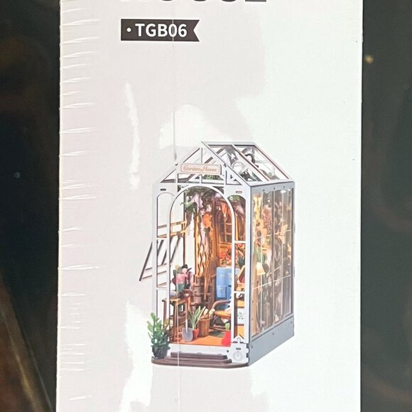 Rolife Holiday Garden House DIY Book Nook Shelf Insert - Picture 2 of 4